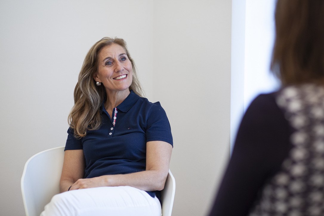 Janine Brigger im Gespräch mit einer Klientin
